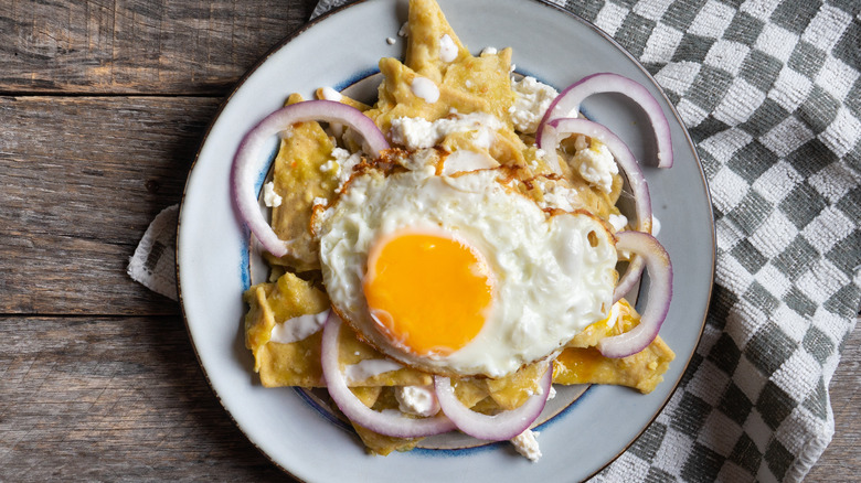 Nachos with fried egg and onion