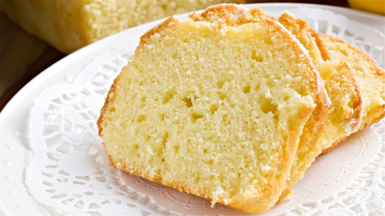 Slices of vanilla loaf cake 