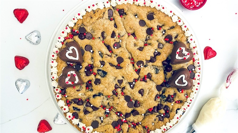 cookie cake with icing 