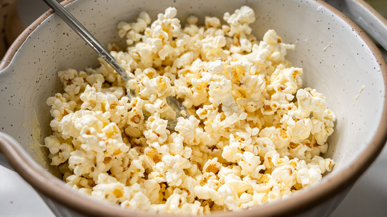 popcorn with white chocolate 