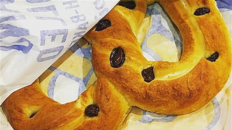 Auntie Anne's vegan raisin pretzel