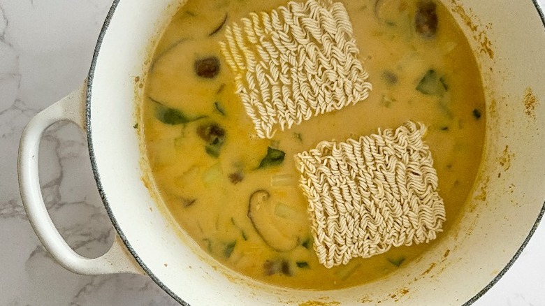ramen noodles in curry