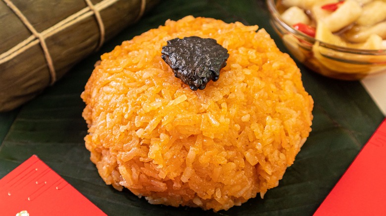 ﻿xôi gấc ball of rice on plate