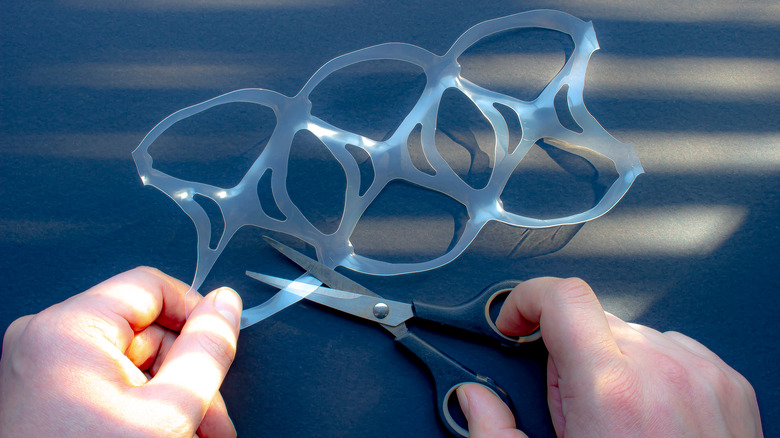 We Finally Know A Hack For Getting Bottles Out Of Those Annoying Plastic  Rings
