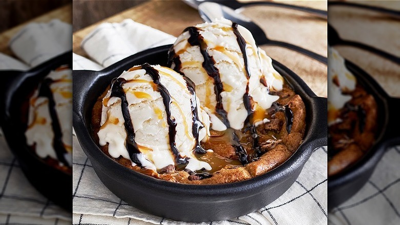 Cookie dessert in skillet