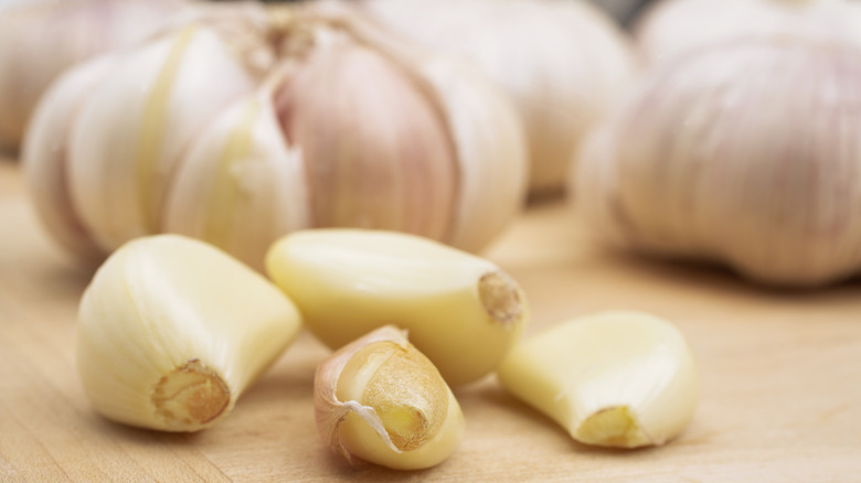 Peeled and whole garlic