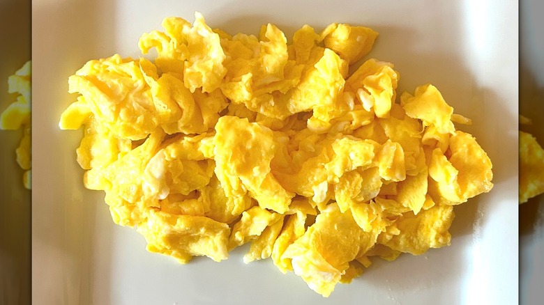 Scrambled eggs with milk