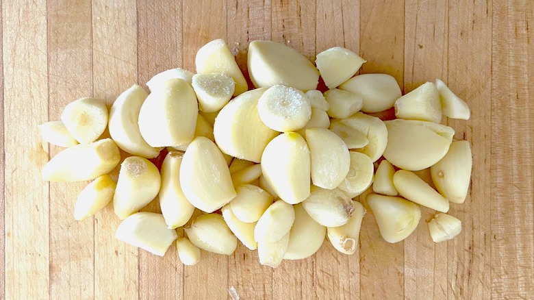 Pile of peeled garlic