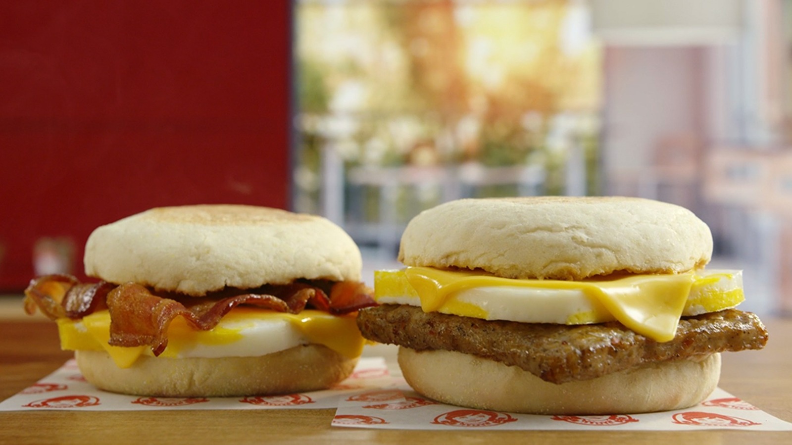 https://www.thedailymeal.com/img/gallery/wendys-is-rolling-out-2-new-english-muffin-breakfast-sandwiches/l-intro-1692028828.jpg