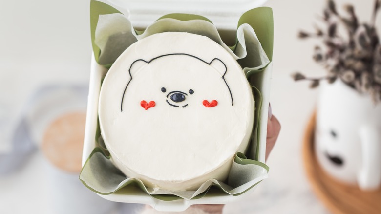 https://www.thedailymeal.com/img/gallery/what-are-bento-cakes-and-where-did-they-come-from/the-history-of-the-bento-cake-1693504430.jpg