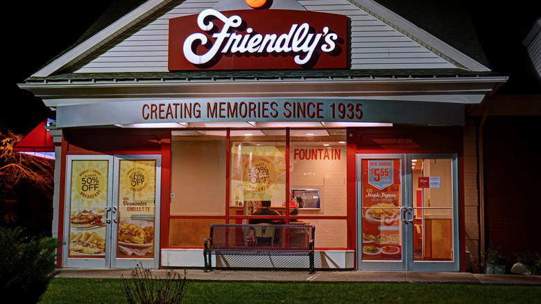 Friendly's store front