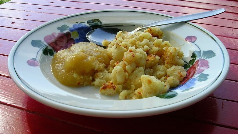 clumpy ribel with apple sauce