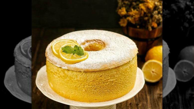 Chiffon cake with lemon toppings