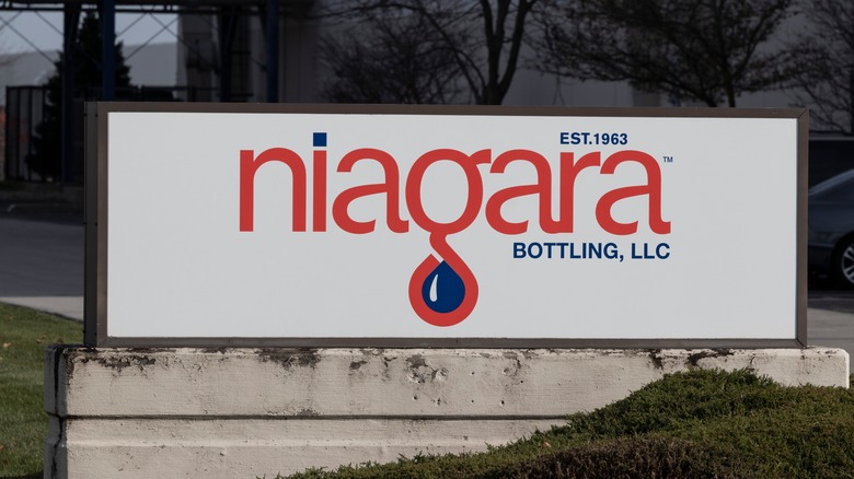 A sign for Niagara Bottling