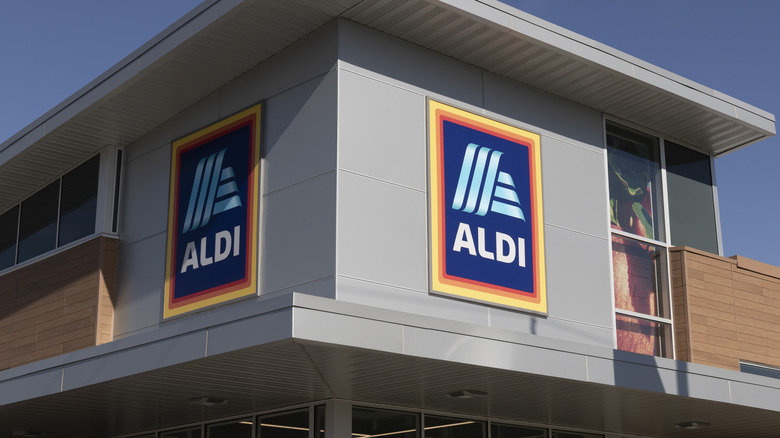 Aldi storefront daytime