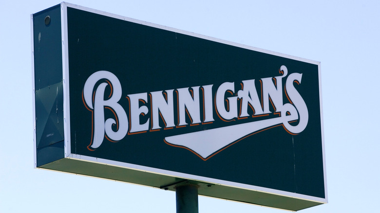 A Bennigan's location sign