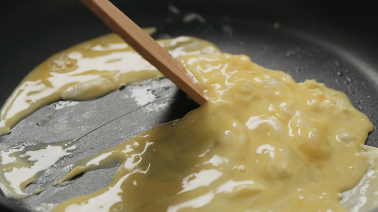 Cooking eggs on nonstick pan