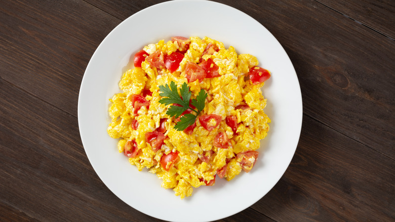 Scrambled eggs and tomatoes