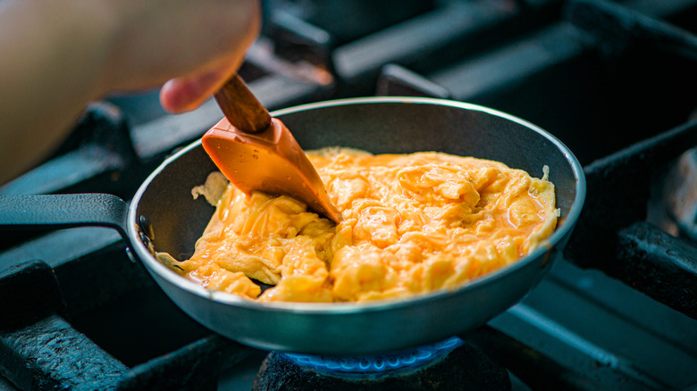 Scrambling eggs in pan