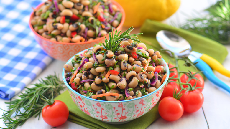 Black-eyed pea salad with rosemary and tomatoes 