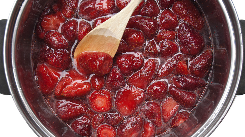 preparing strawberry syrup