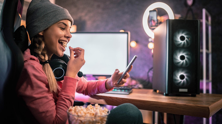 woman eating at computer