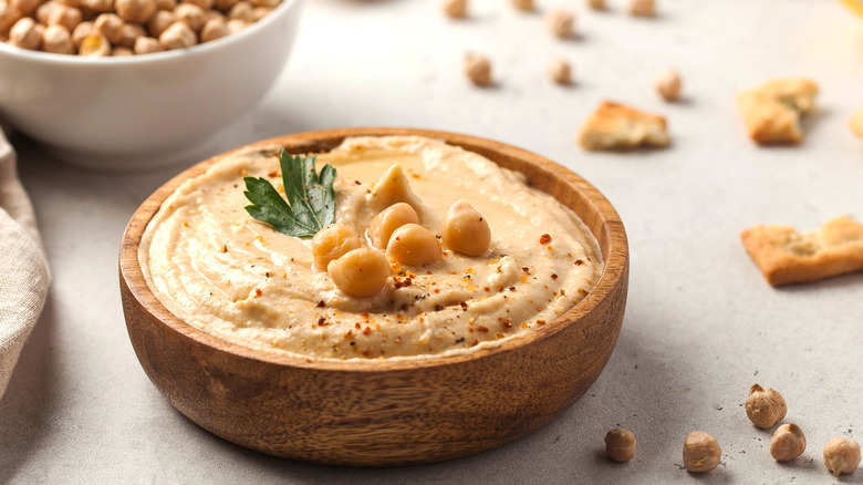 Hummus with chickpeas, pita chips