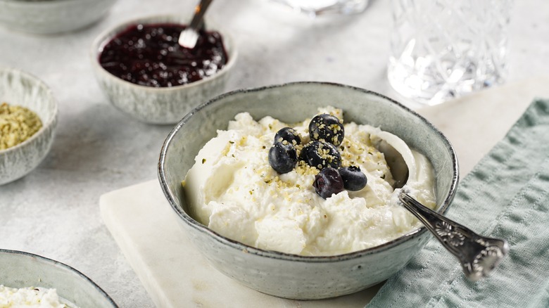 A bowl of skyr with blueberries 