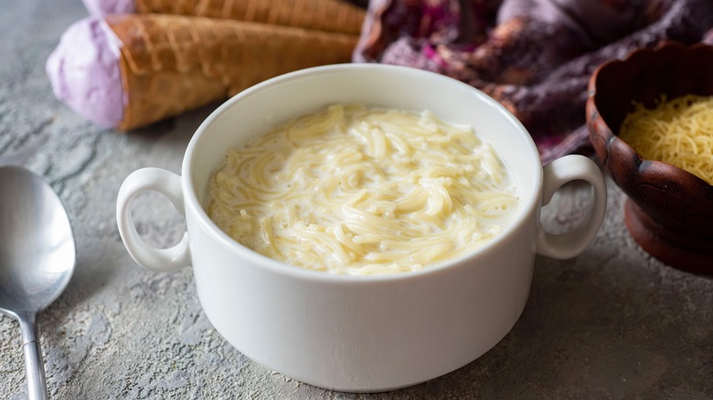 Milk soup with vermicelli 