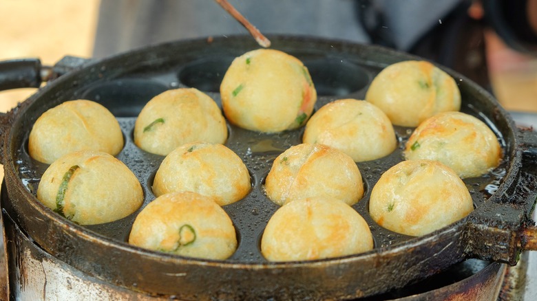 takoyaki cooking