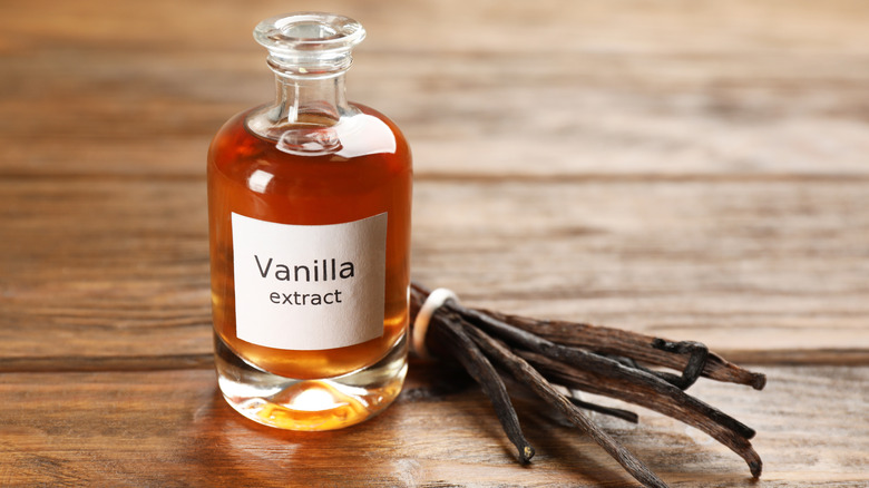 Vanilla extract and bean pods