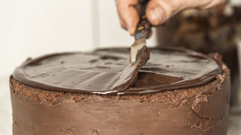 frosting a flat cake