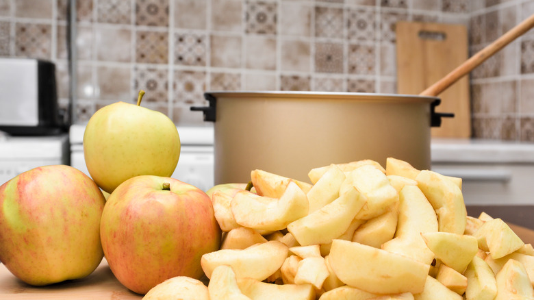 Stockpot with apples