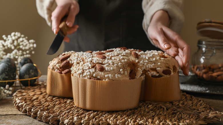 woman preparing to cut colomba