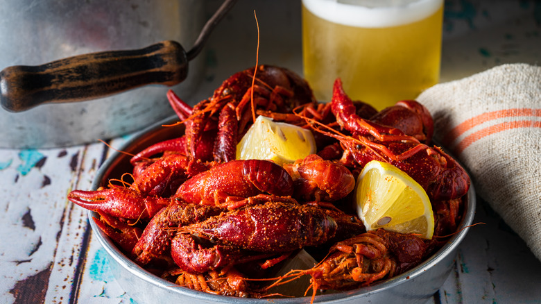 Boiled crawfish with lemon wedges