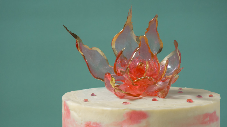 isomalt sugar art on cake