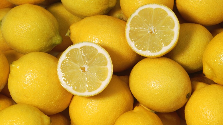 A pile of lemons