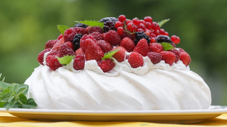 Pavlova on cake tray