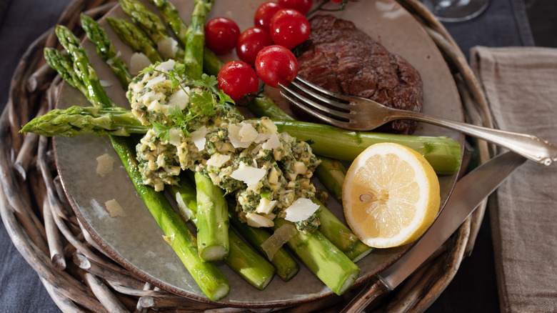 Asparagus garnished with sauce gribiche