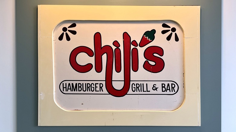 Chili's logo sign