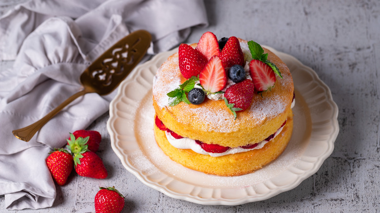 sponge cake with strawberries