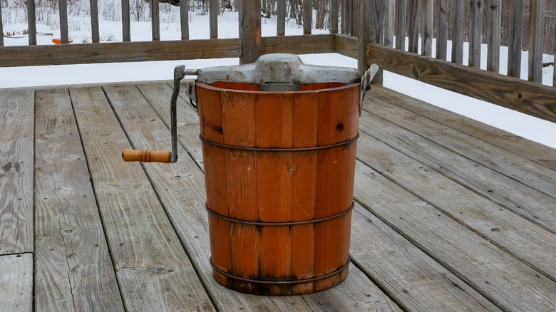 Hand-crank ice cream maker