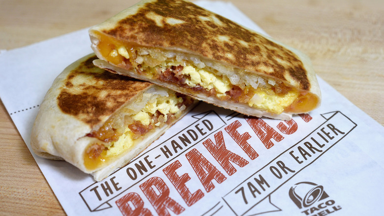 Taco Bell breakfast Crunchwrap 