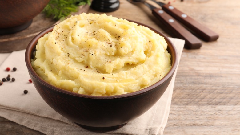 Mashed potatoes in brown bowl on table