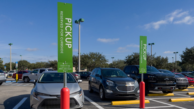Publix curbside pickup signs
