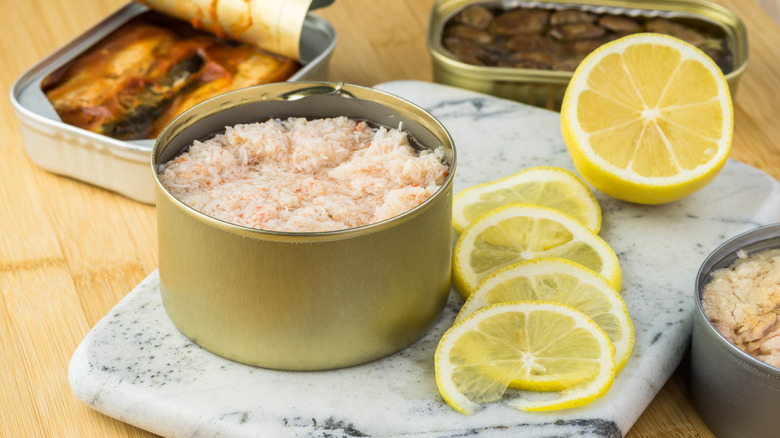 canned crab meat with lemon