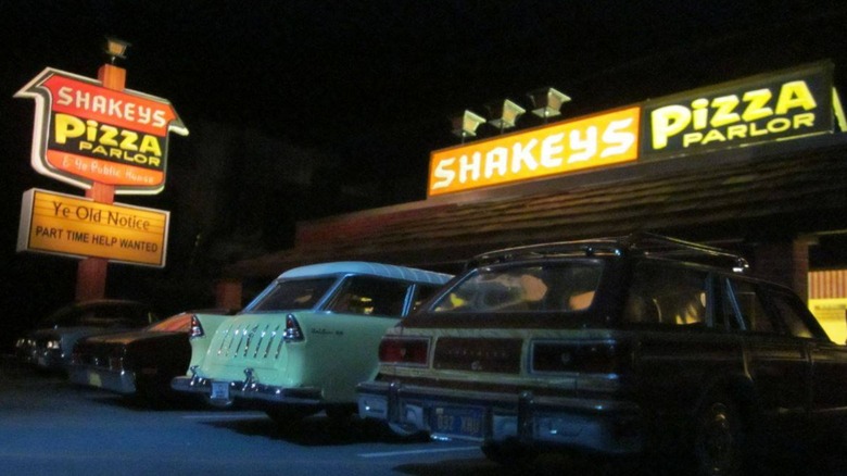 A model of an old Shakey's Pizza Parlor
