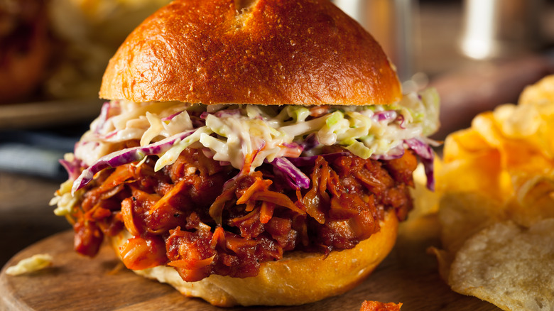 Jackfruit pulled pork sandwich with coleslaw 