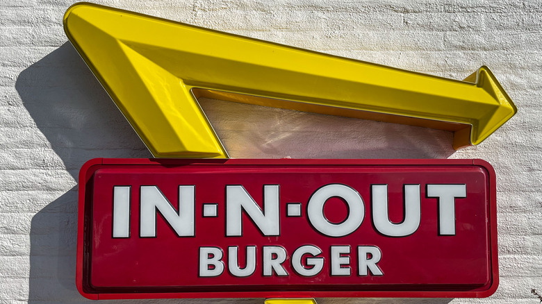 in-n-out, sign, cement wall