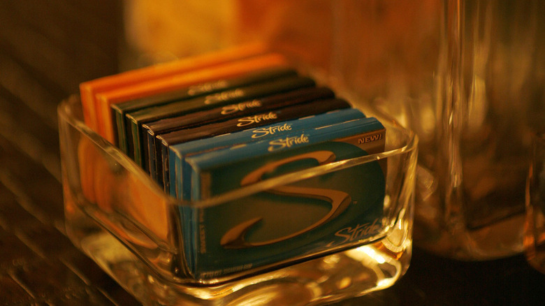 packs of stride gum arranged in square glass container
